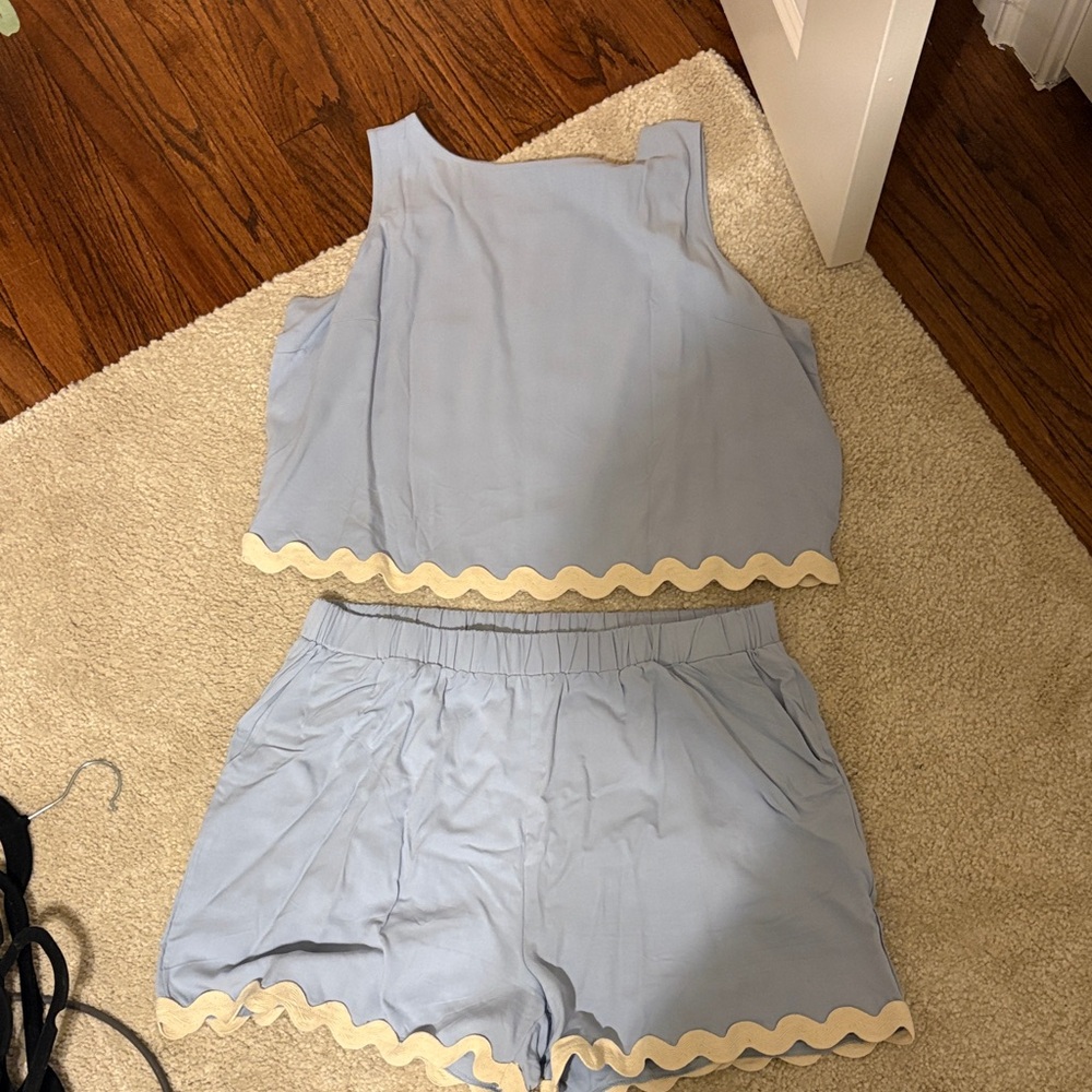 Chic Sleeveless Blue Set with Cream Accents